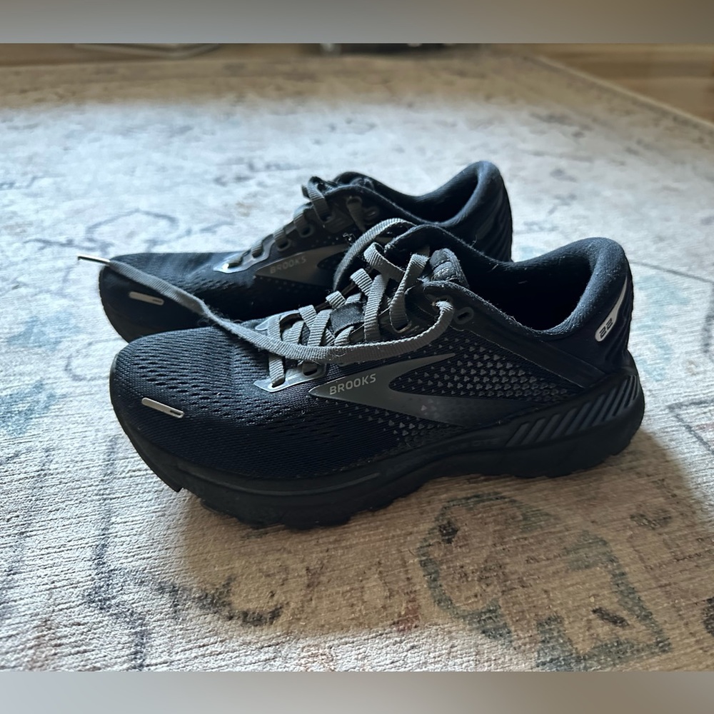 Brooks adrenaline GTS 22 size 5 in great condition!